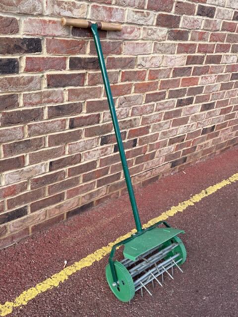 Rotating manual lawn aerator