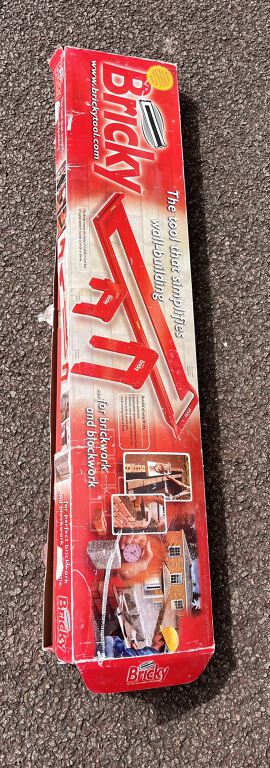 Bricky brickwork wall-building tool