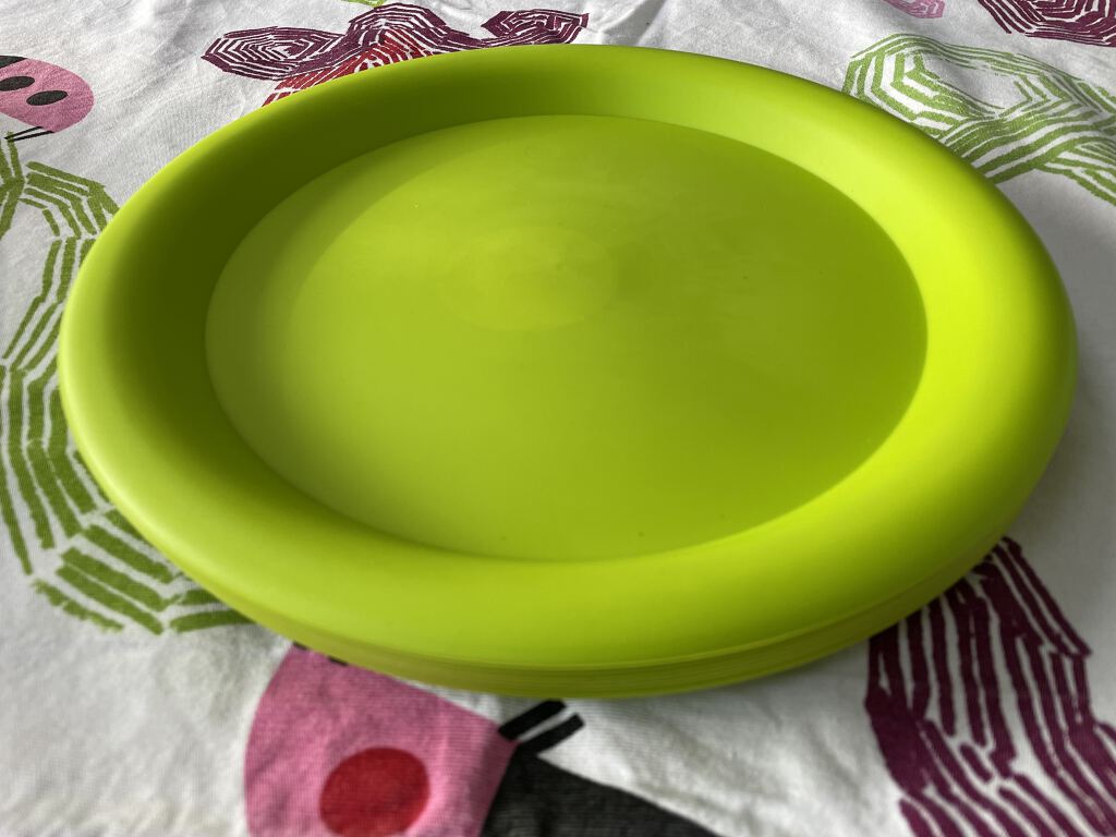 10 x green plastic plates - 25cm diameter