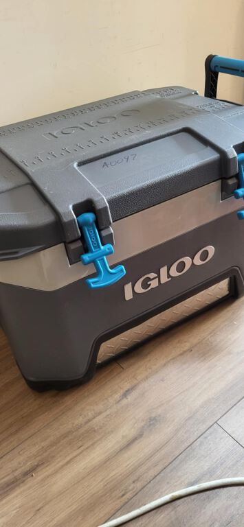 Igloo BMX 52 Quart Cooler with Cool Riser Technology