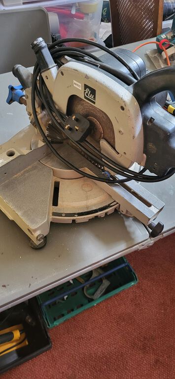 crosscut miter saw/ chop saw