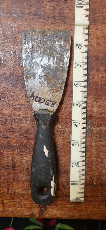 Paint scraper / putty knife