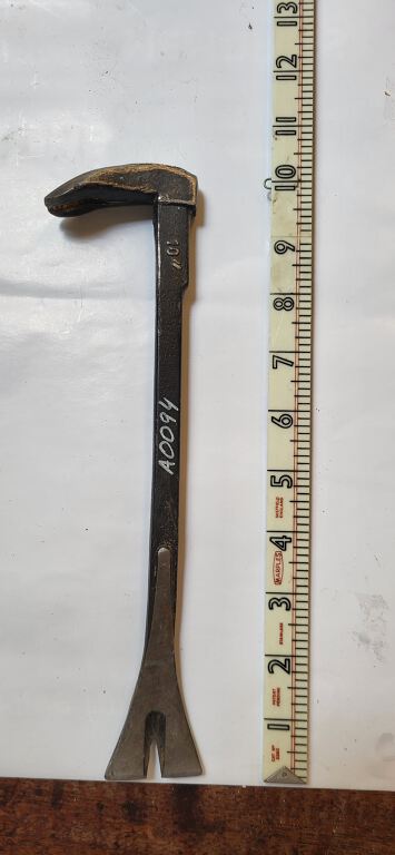 Nail puller / pry bar