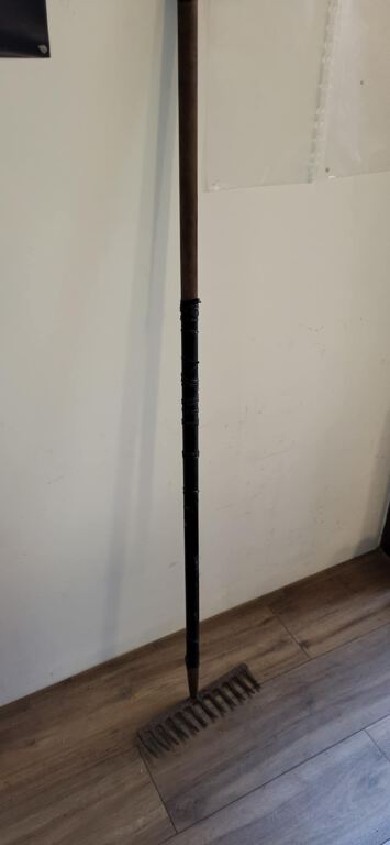 Long handle garden rake