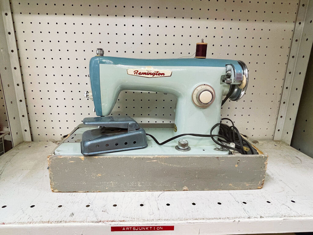 ArtsJunktion Lending Library Sewing Machine