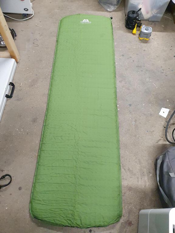 Self-inflating camping mat