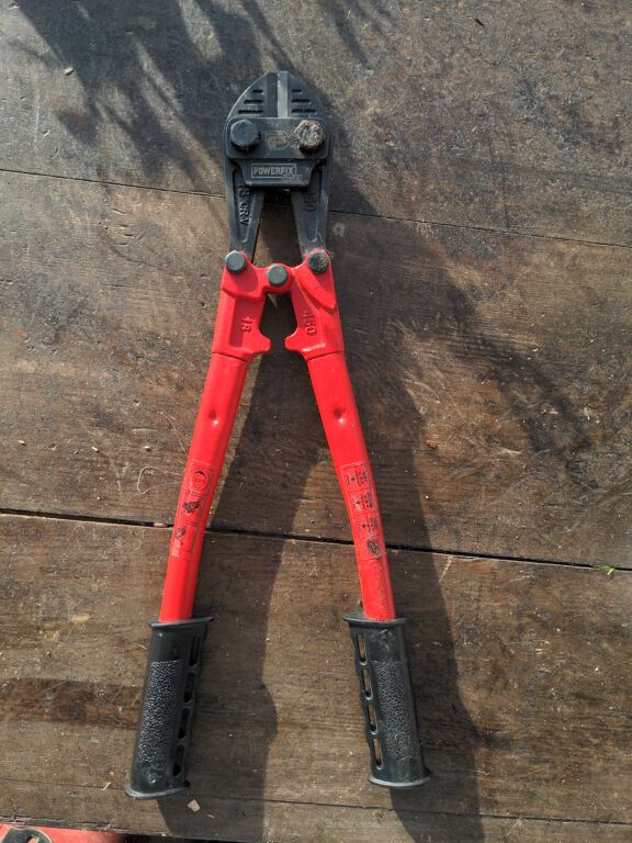 Large bolt cutters