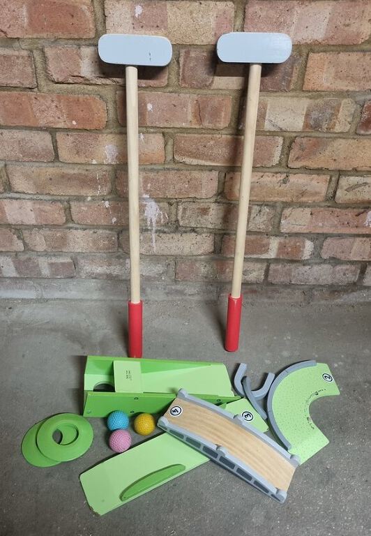 Wooden indoor mini golf game