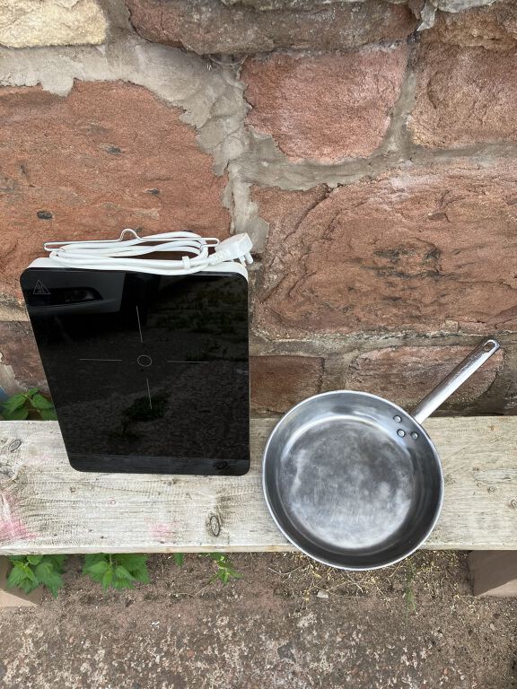 Portable induction hob (with pan)