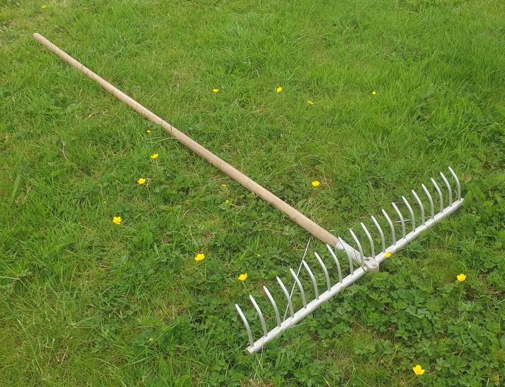 30" No Dig Bed Rake
