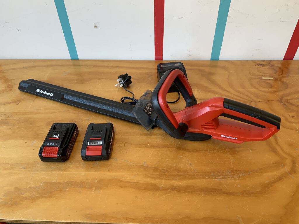 Cordless hedge trimmer