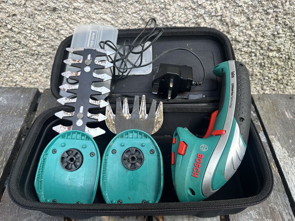 Cordless Shrub and Grass Shear (ETL3850)