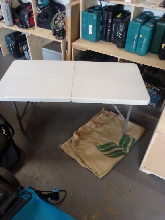 Folding table (ETL2388)