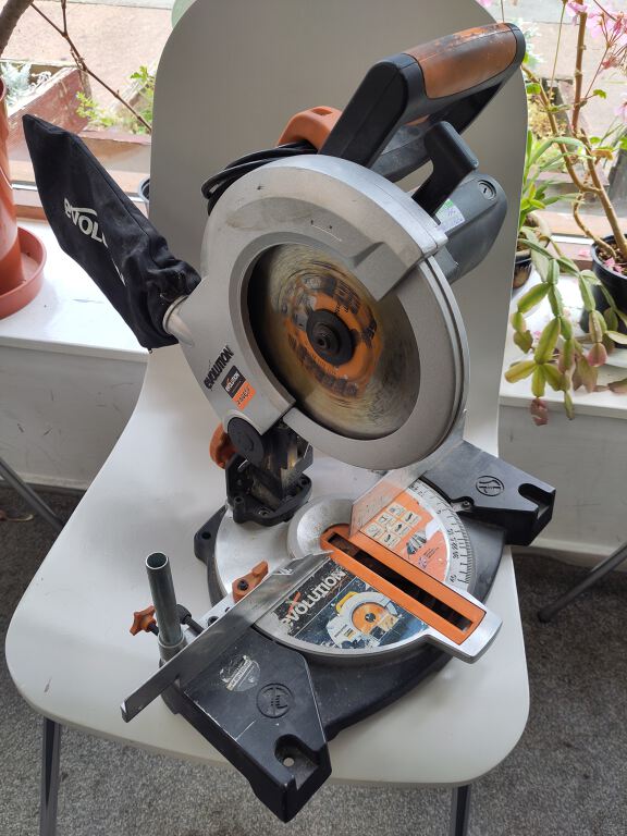 Compound mitre saw