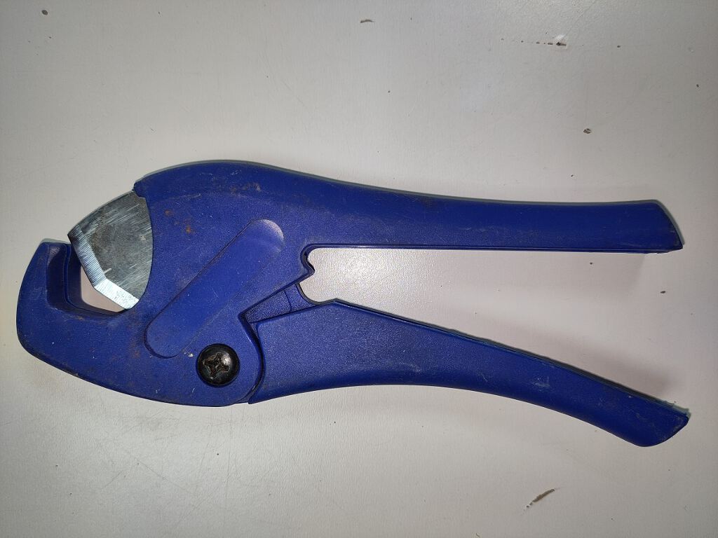 Plastic pipe cutter