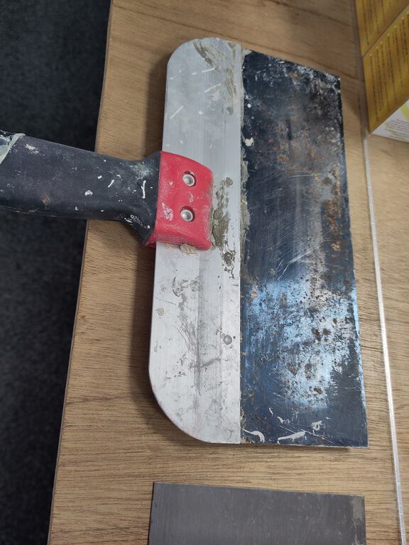 Jointing and taping knife