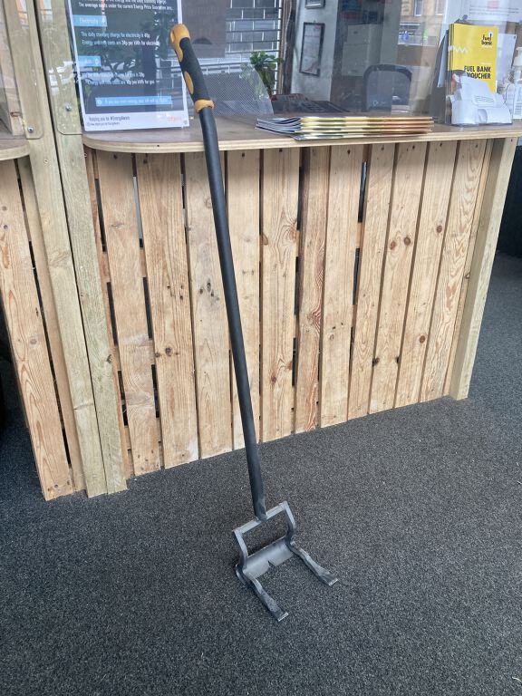 Pallet breaker / pallet prybar