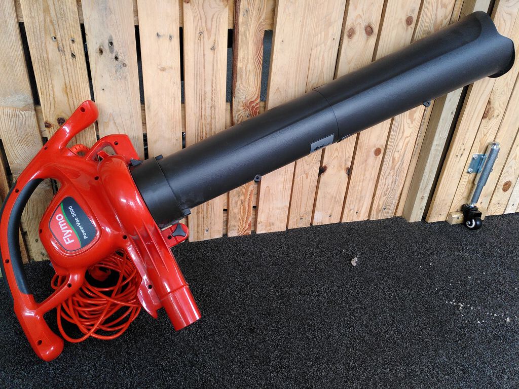 Leaf blower/vacuum