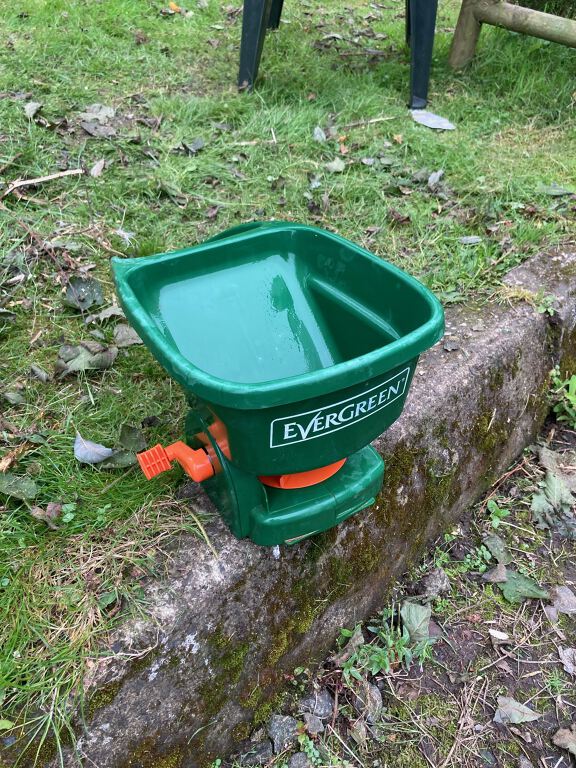 Handheld garden spreader (C-307C)