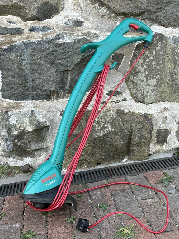 BOSCH Corded Strimmer // Strimiwr Bosch ar tenyn
