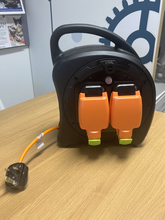 Cebl estyniad 25m (Wedi'w Graddio-IP54)// 25 m Extension reel (Indoor- outdoor: IP54 -rated)