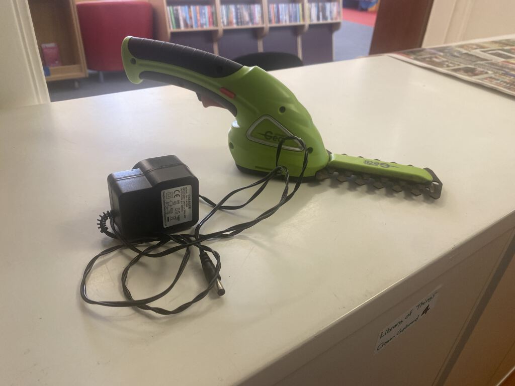 Hedge Trimmer - compact, cordless