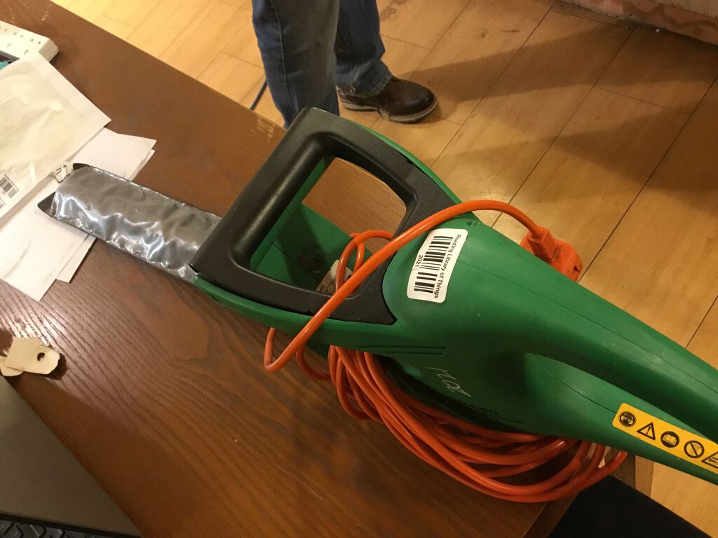 Electric hedge trimmer