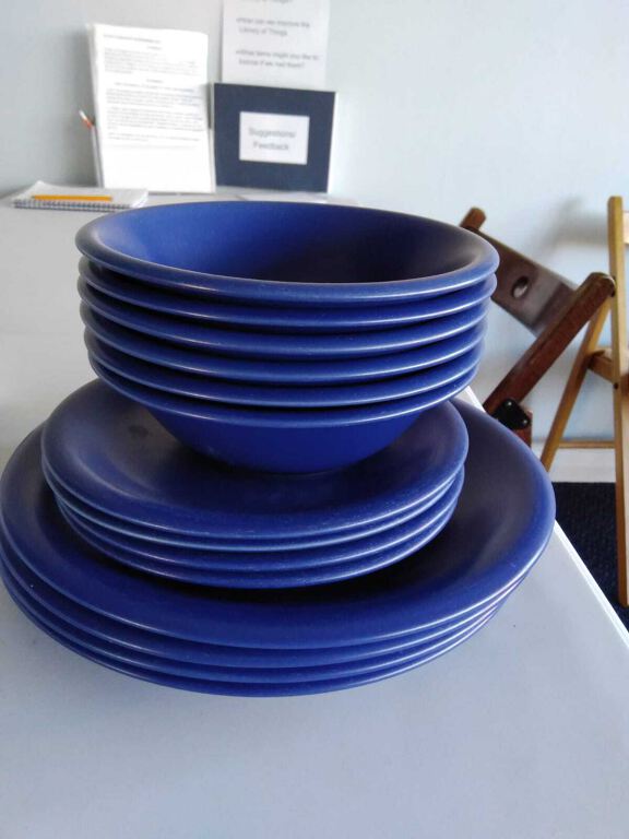 Blue Tableware, 16 piece: 4 dinner plates, 4 side plates, 6 bowls