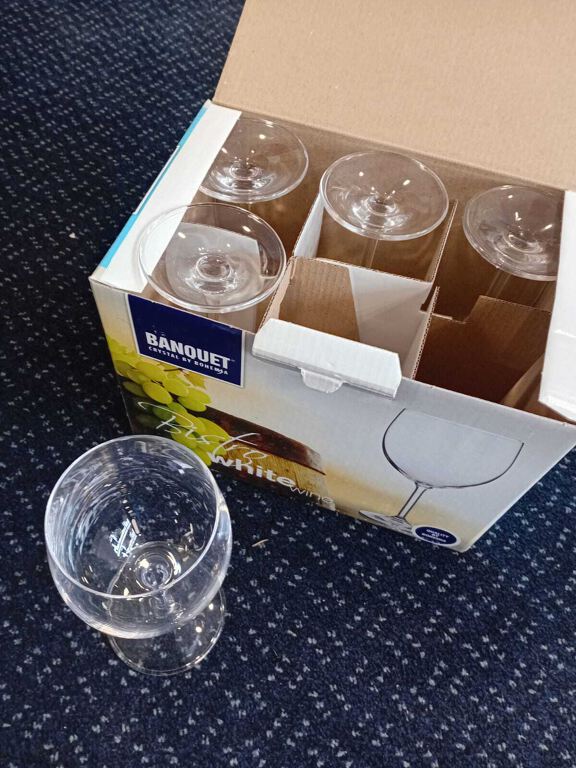 Box containing 5 white wine glasses Bistro
