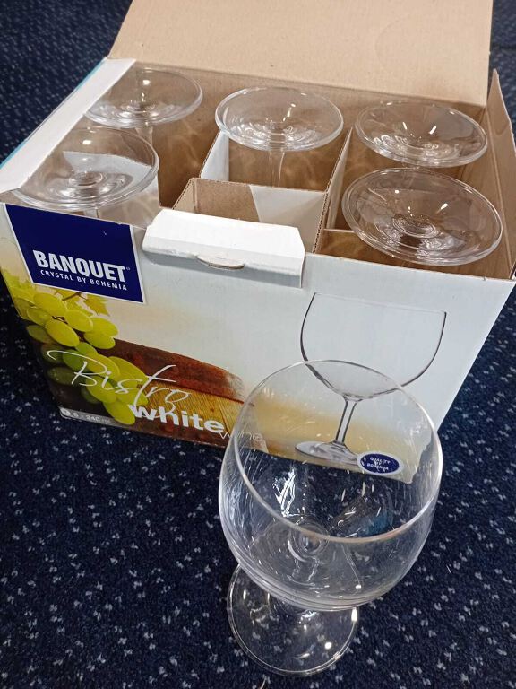 Box containing 6 white wine glasses Bistro
