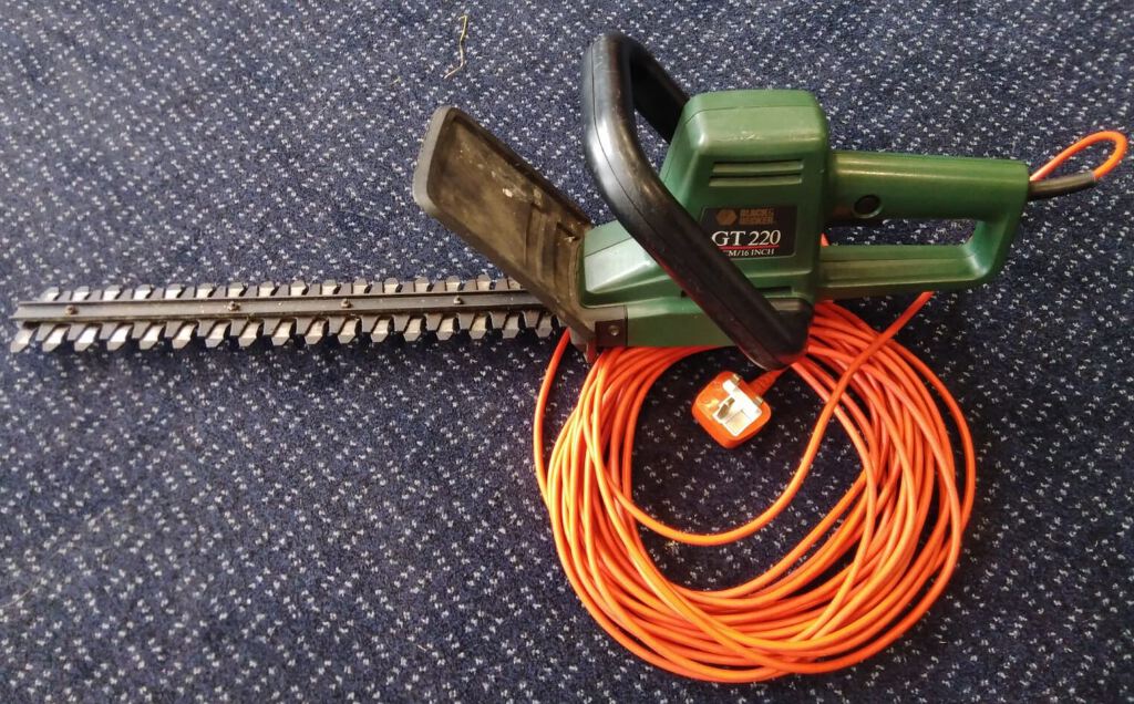 Black & Decker Hedge Trimmer GT220 40cm / 16" Corded