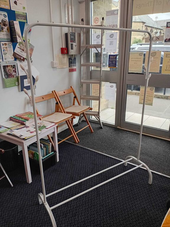 Clothes rail, lightweight metal, portable storage