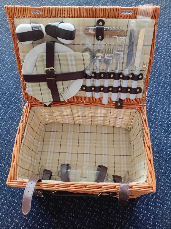 2 person Hamper Picnic pic-nic basket, wicker with settings for 2 people