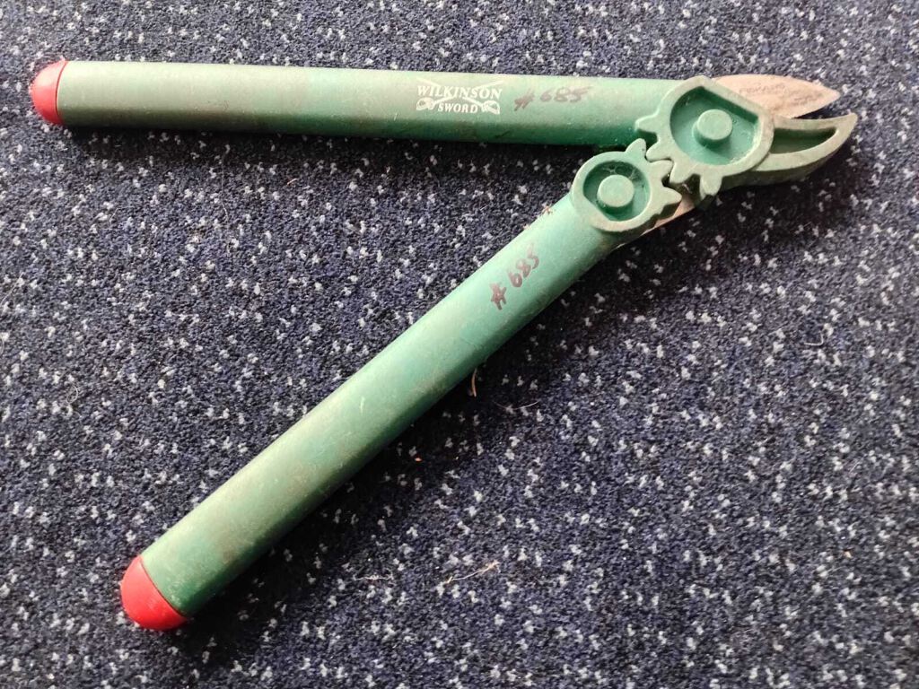 Wilkinson Sword Fiskars Short handled pruning lopper