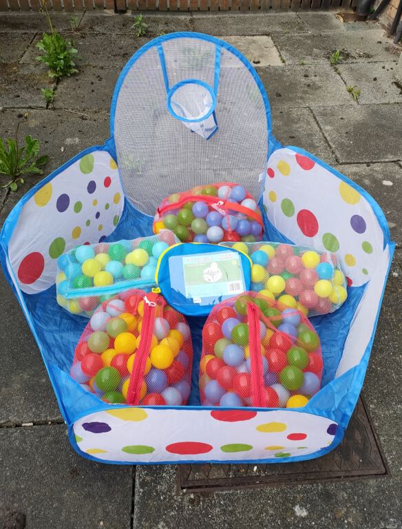 MEERO LONDON Kids Ball Pit with Basketball Hoop (and 475 Balls) ~ indoor activity