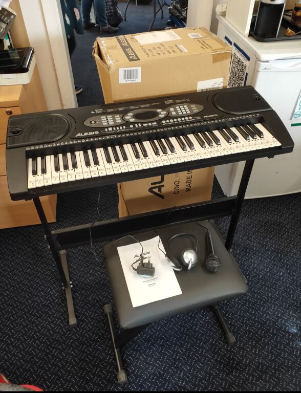 ALESIS Portable Electronic 61-key keyboard (Melody61) + Stool