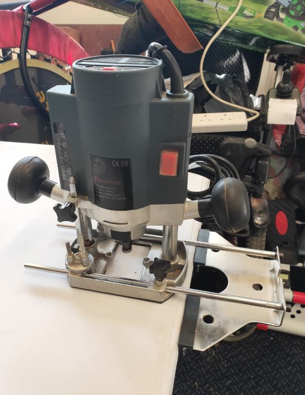 ROUT 1020 watt Plunging Router 9000-28000 RPM corded