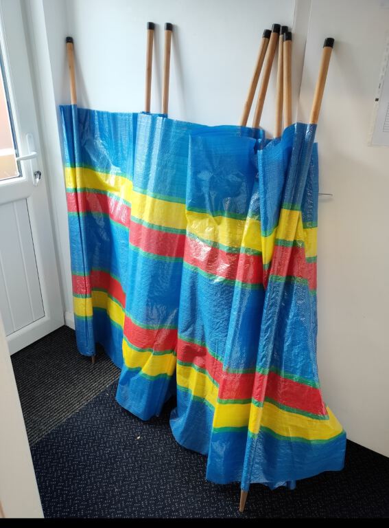 Beach / Camping / Garden Windbreaker (8 Poles)