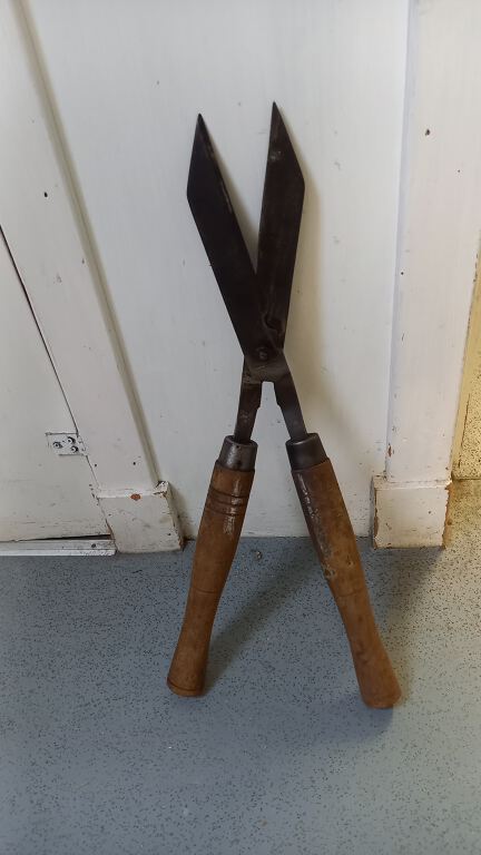 Garden shears⁷ (R239)