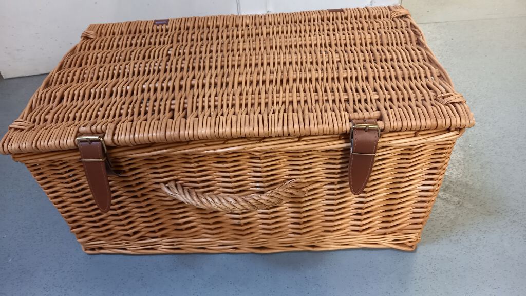 Picnic basket (R112)