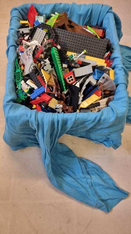 Lego pieces (R161)
