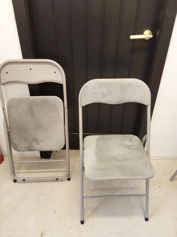 Folding chairs x2 (R194)