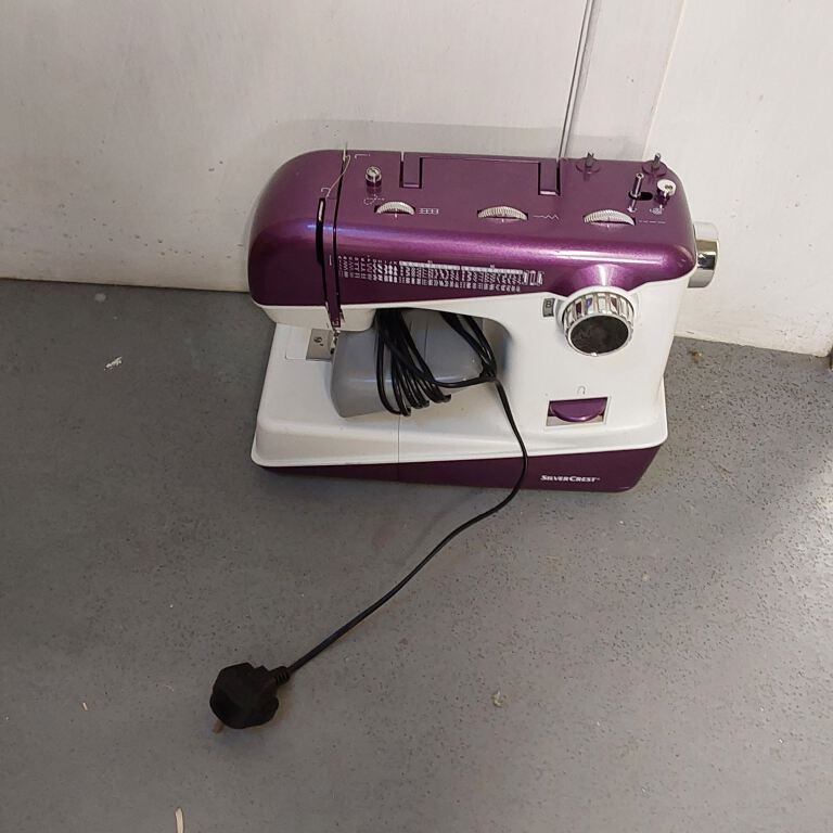 Sewing Machine (R231)
