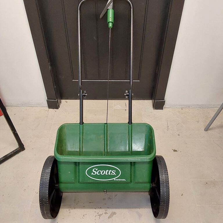 Fertiliser Spreader (R287)