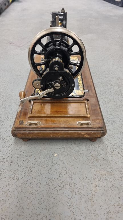 Sewing machine (R116)