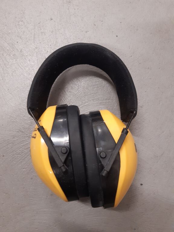 Newtown Tool Library DeWalt earmuffs (3)